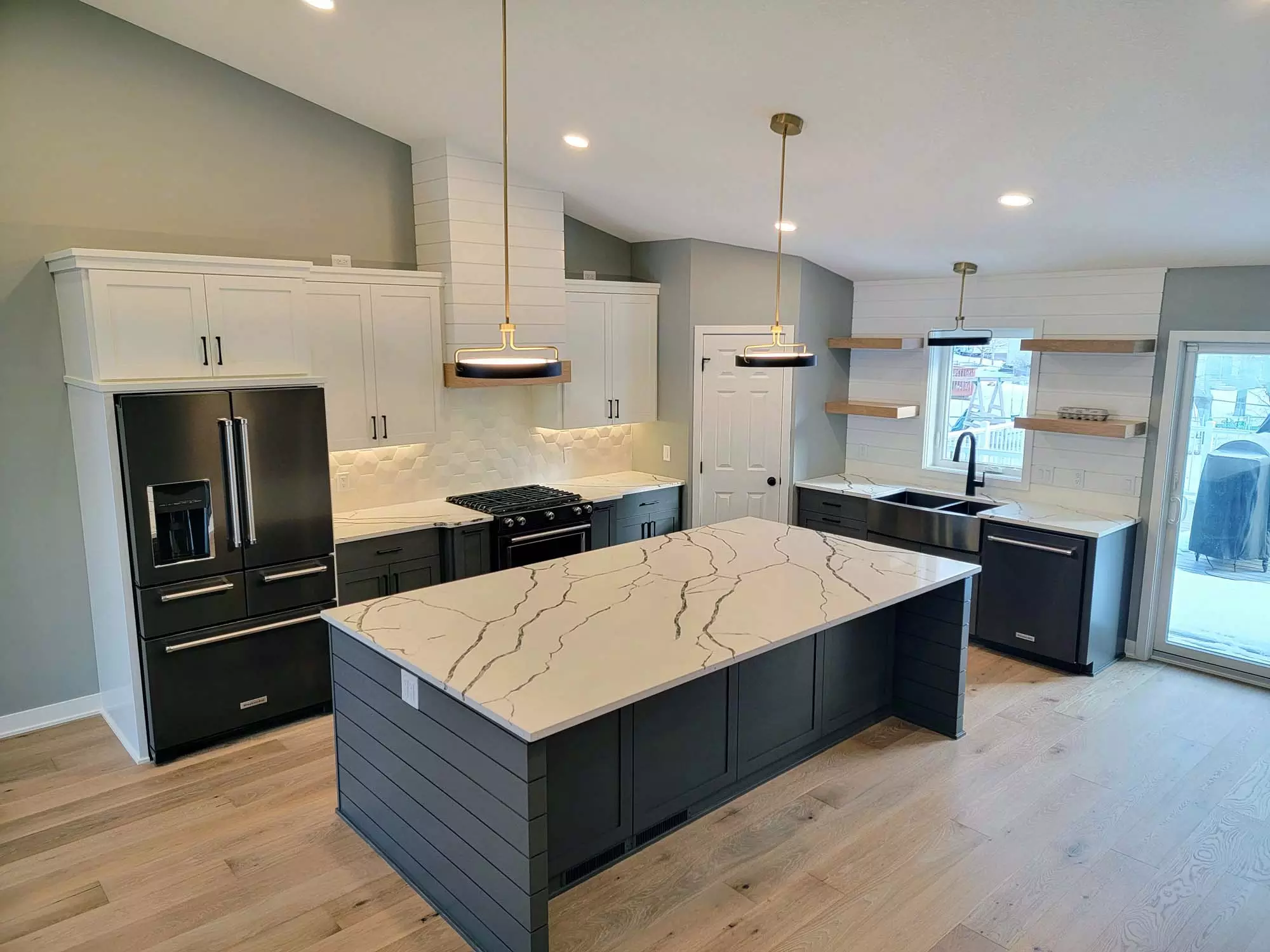 Large Kitchen w/ Walk-In-Pantry
