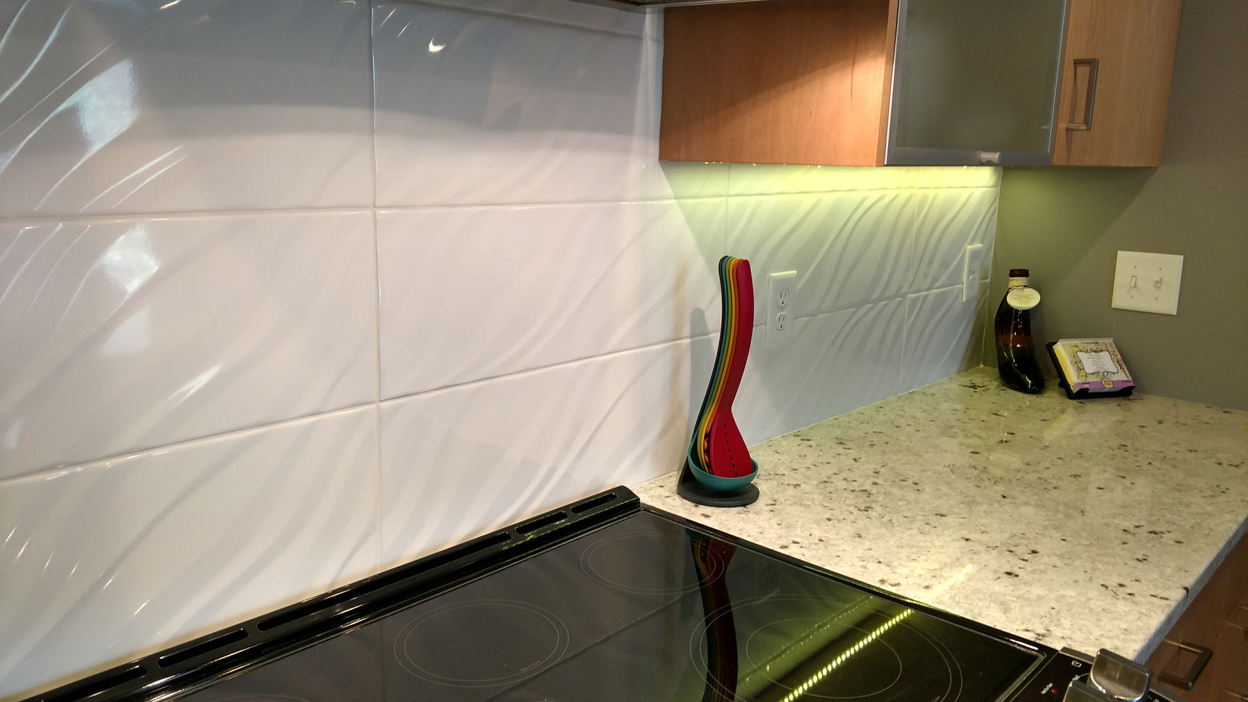 Crazy Wavy backsplash tiles- Yes there is a pattern