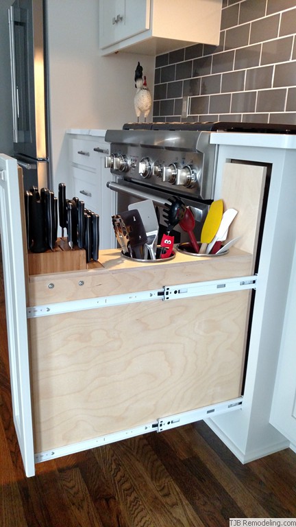 Cabinet with utenstil pull-out